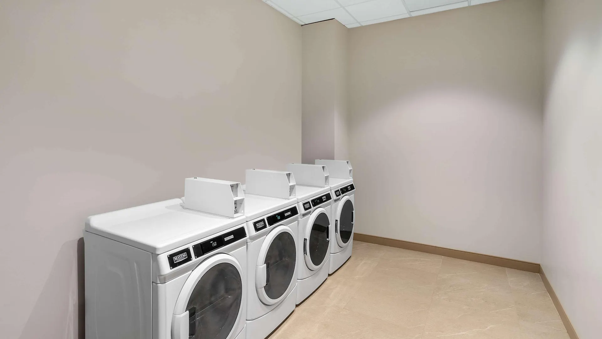 La Quinta Inn & Suites By Wyndham Nashville Downtown Stadium מלון