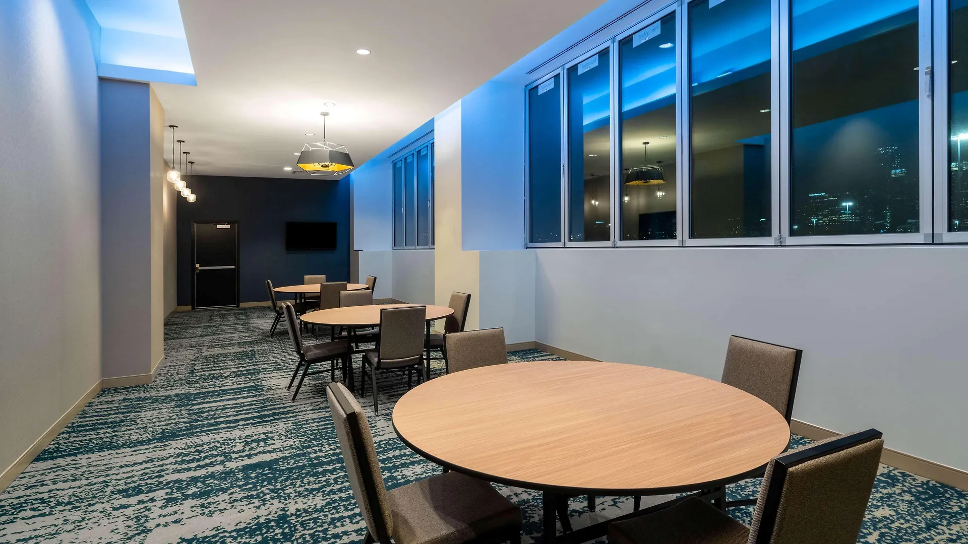 La Quinta Inn & Suites By Wyndham Nashville Downtown Stadium מלון