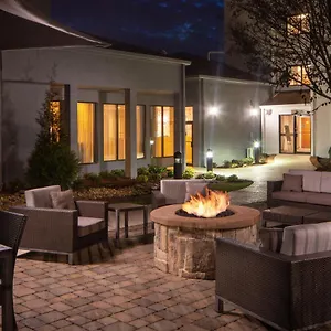 Courtyard By Marriott Airport Hotel