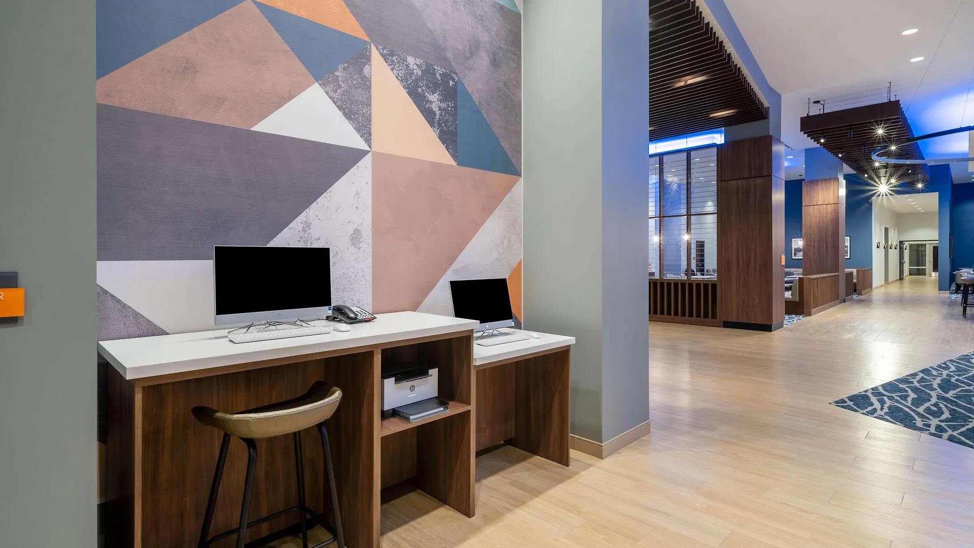 La Quinta Inn & Suites By Wyndham Nashville Downtown Stadium Hotel